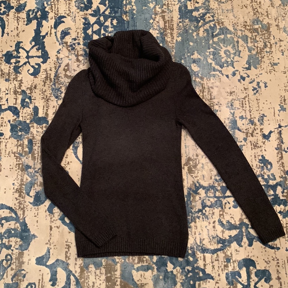 Gap XS cozy, soft sweater. Oversized turtle neck.